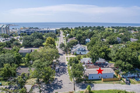 Walking Distance to Beach and Casino| Pet friendly