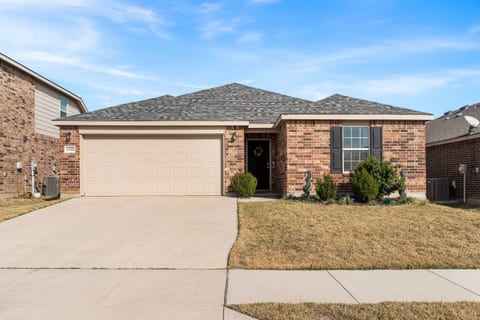 Fort Worth Firepit Retreat • Pet-Friendly Home