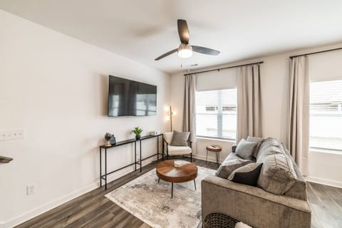 Modern Huntsville Townhome • Patio • Sleeps 8