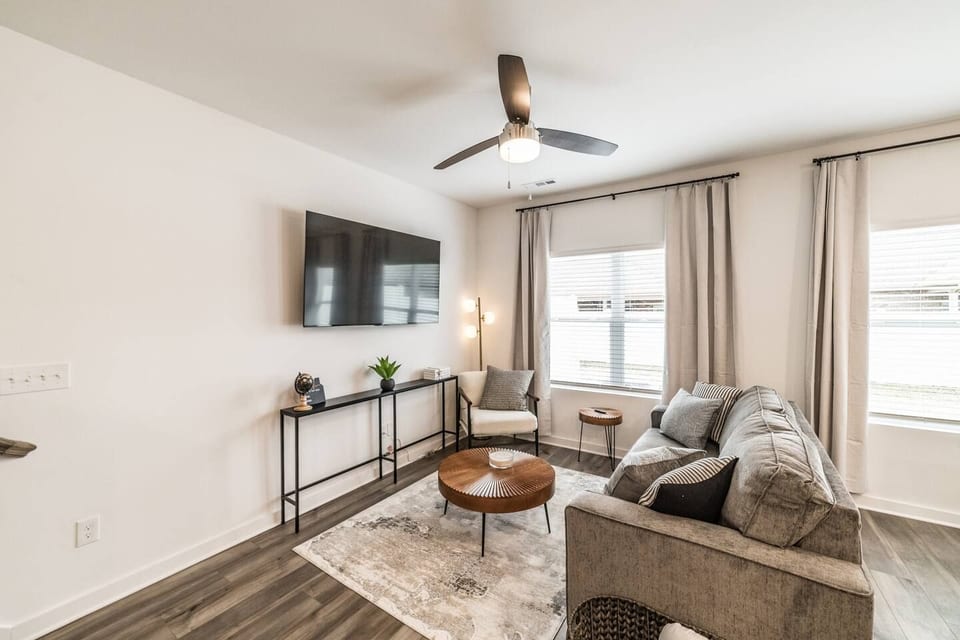 Modern Huntsville Townhome • Patio • Sleeps 8 - Huntsville