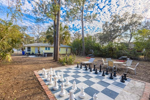 2 Nextdoor Single Family Homes Centrally Located with Private Hottub, Huge Yard, BBQ, Firepit, Yard Games, Sleeps 30