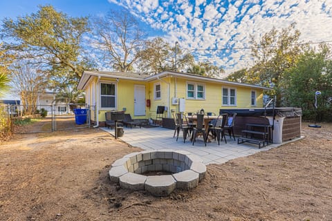 2 Nextdoor Single Family Homes Centrally Located with Private Hottub, Huge Yard, BBQ, Firepit, Yard Games, Sleeps 30