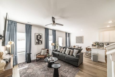 Modern Huntsville Townhome • Minutes to MidCity