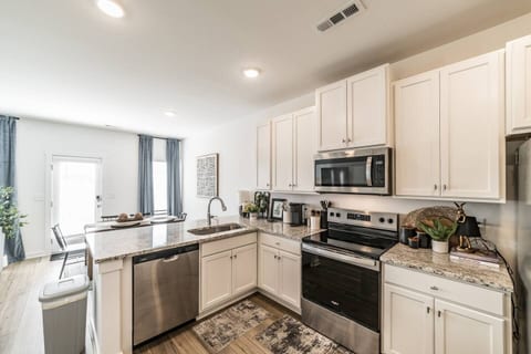 Modern Huntsville Townhome • Minutes to MidCity