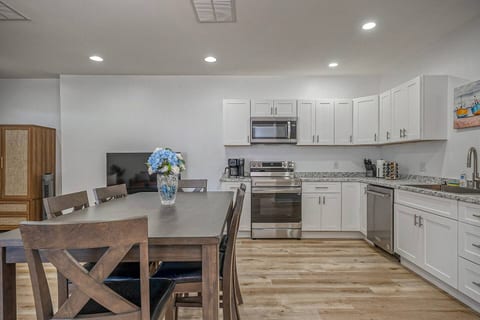 Cozy Carnegie Retreat | Minutes to Downtown PGH