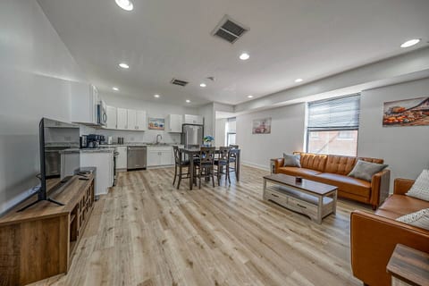 Cozy Carnegie Retreat | Minutes to Downtown PGH