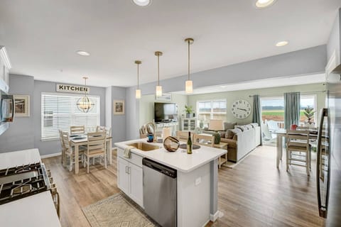 Those photo captures the openness and welcoming environment of Allen Street.