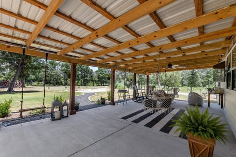 Farmhouse oasis on the outskirts, TAMU short drive
