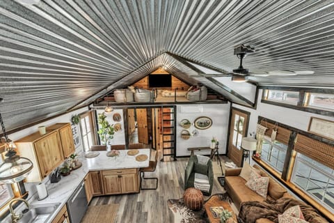 Farmhouse oasis on the outskirts, TAMU short drive
