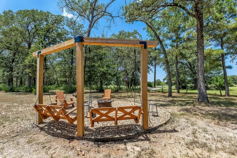 Farmhouse oasis on the outskirts, TAMU short drive