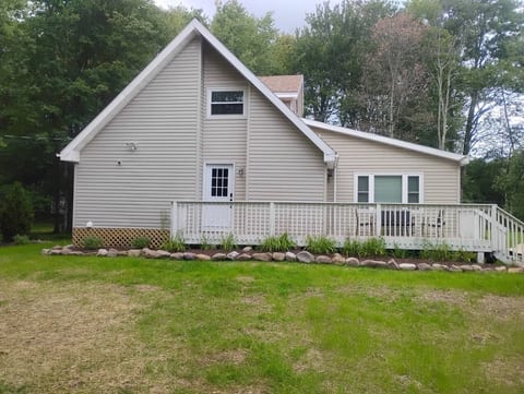 Soaking Bear Chalet • Hot Tub, Sauna & Lake Access