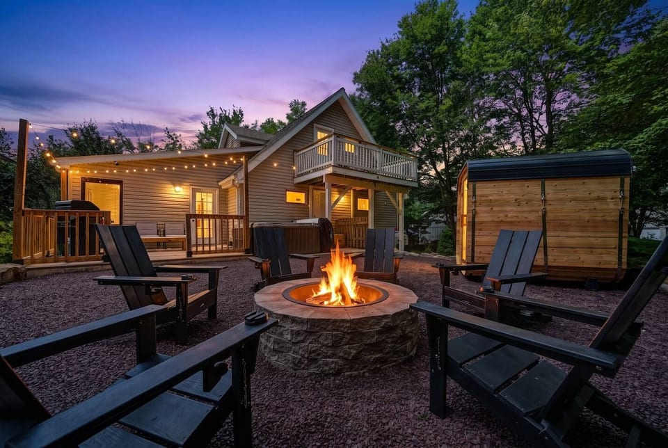 Soaking Bear Chalet • Hot Tub, Sauna & Lake Access - Blakeslee