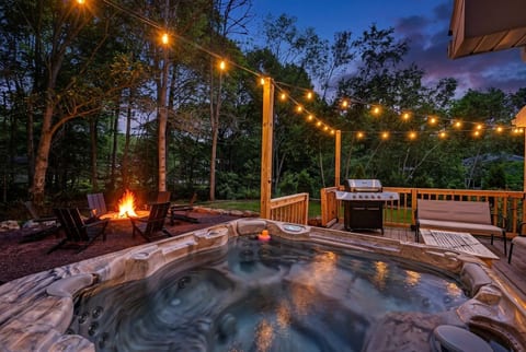 Soaking Bear Chalet • Hot Tub, Sauna & Lake Access