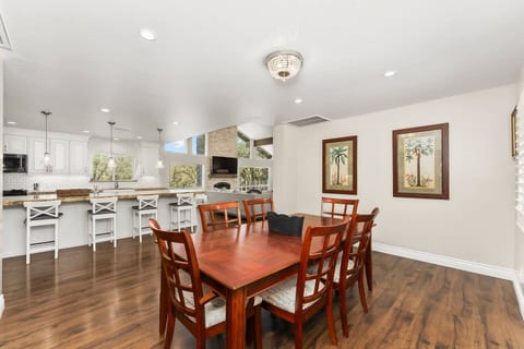 Dining area | 6-seating | Dishes and Silverware