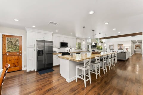 Full Kitchen | 6-Bar Seating | 2 Fridges (incl. Mini) | Coffee Drip & Keurig