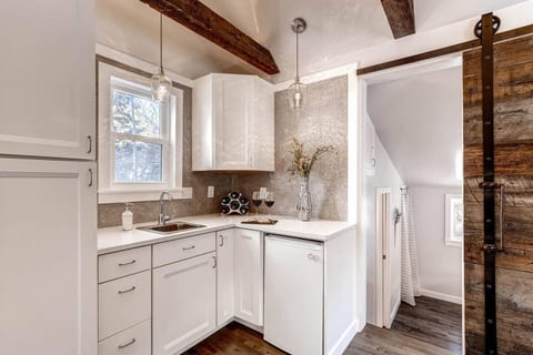 Claimjumper Creekside Cabin Retreat