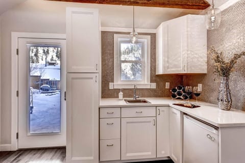 Claimjumper Creekside Cabin Retreat
