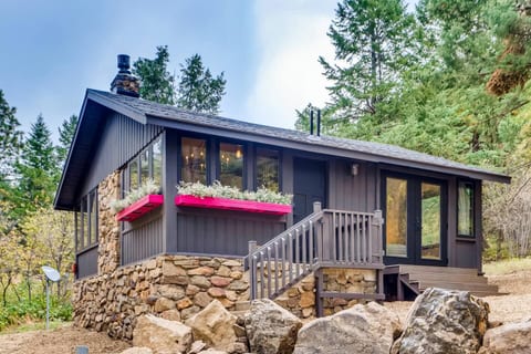 The adorable Shale cabin!