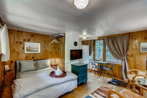 Rustic Funk Waterfront Pet Friendly Cabin