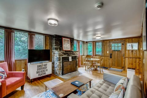 Sweet Pine Waterfront Pet Friendly Cabin