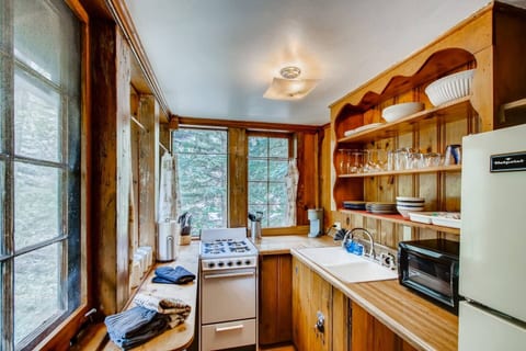 Sweet Pine Waterfront Pet Friendly Cabin
