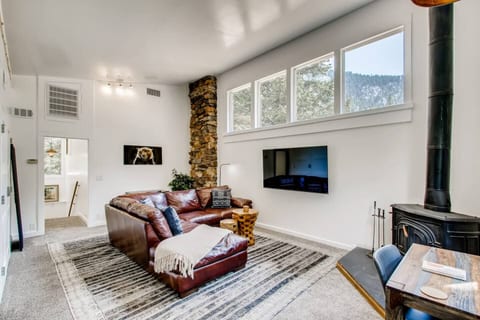 Sandstone Modern Work & Play Waterfront Condo!