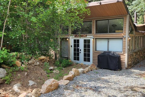 Flagstone: Cozy Waterfront Woodland Retreat