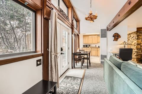 Flagstone: Cozy Waterfront Woodland Retreat