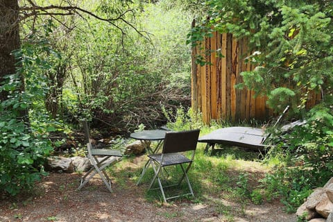 Flagstone: Cozy Waterfront Woodland Retreat