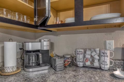 Bright 4BR Escape • Near Six Flags & Beach
