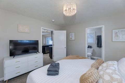 Bright 4BR Escape • Near Six Flags & Beach