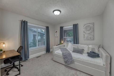 Bright 4BR Escape • Near Six Flags & Beach