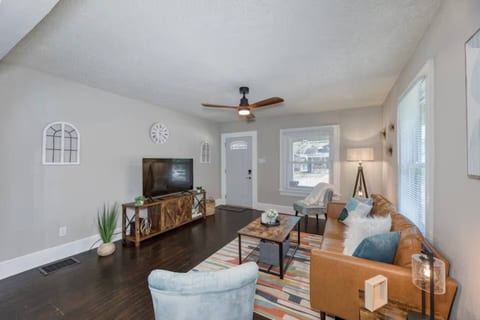 Spacious Waukegan 3BR • Hot Tub & Deck