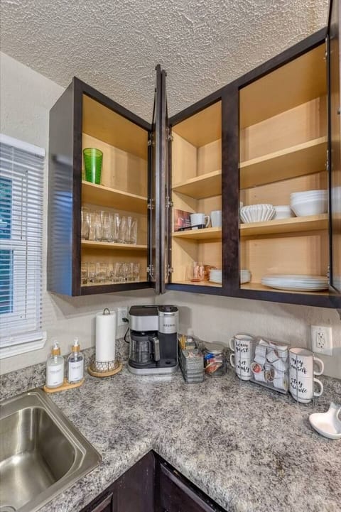 Spacious Waukegan 3BR • Hot Tub & Deck