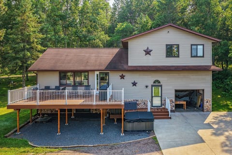 Big Bass Lake Retreat • Hot Tub & Dock • Pets OK