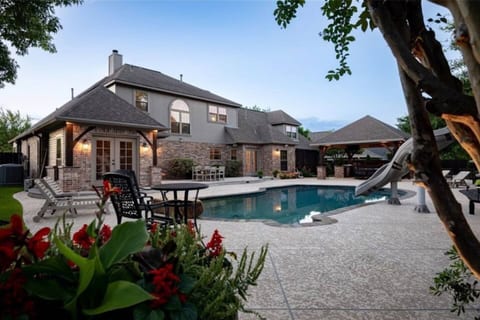 6 bedrooms, pool, fire pit - 3 miles to Kyle Field