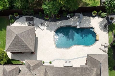 6 bedrooms, pool, fire pit - 3 miles to Kyle Field