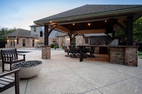 6 bedrooms, pool, fire pit - 3 miles to Kyle Field