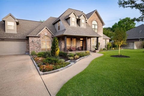 6 bedrooms, pool, fire pit - 3 miles to Kyle Field