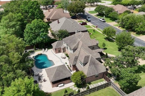 6 bedrooms, pool, fire pit - 3 miles to Kyle Field