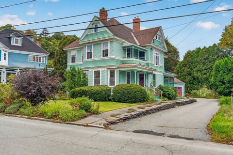 Classic Victorian Retreat Near Downtown