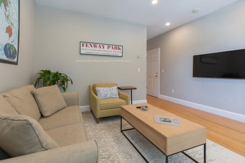 Clean and convenient w/ patio!  Walk to Boston highlights!