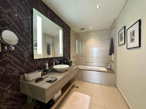 Burj View 1BR · Pool, Gym & Free Valet
