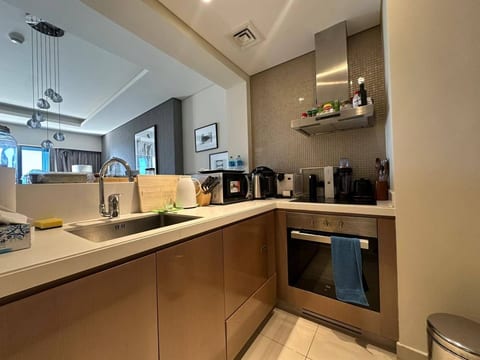 Burj View 1BR · Pool, Gym & Free Valet