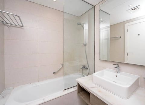 Canal-View Studio · Business Bay Pool & Gym