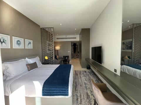 Canal-View Studio · Business Bay Pool & Gym