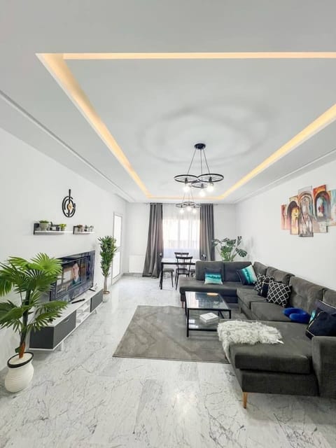 Jardins Menzah 2BR | Balcony, Parking & A/C