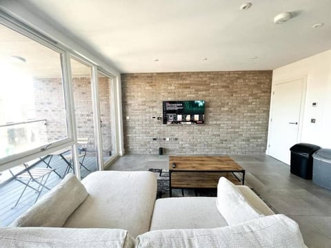 Broadway Market 2BR · Lift, 2 baths