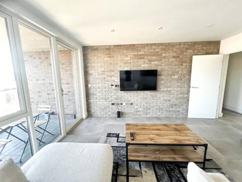 Broadway Market 2BR · Lift, 2 baths