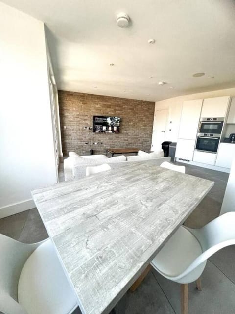 Broadway Market 2BR · Lift, 2 baths